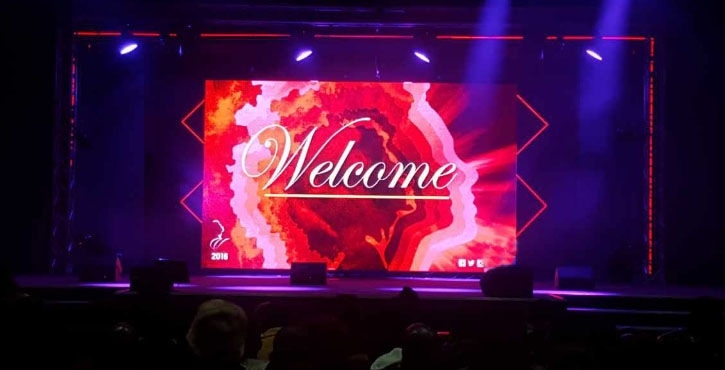 Regular installation of indoor/outdoor LED display screen wall