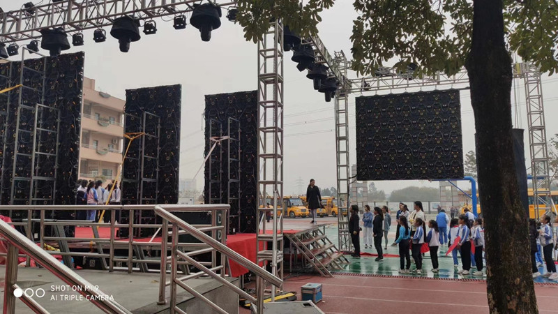 Our P4.81 outdoor rental stage led video walls are installed by the clients